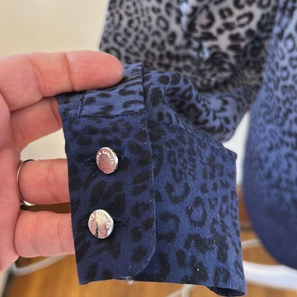 Vince Camuto Leopard Print Black gray purple Long Sleeve Blouse Size XS EUC - Picture 7 of 9